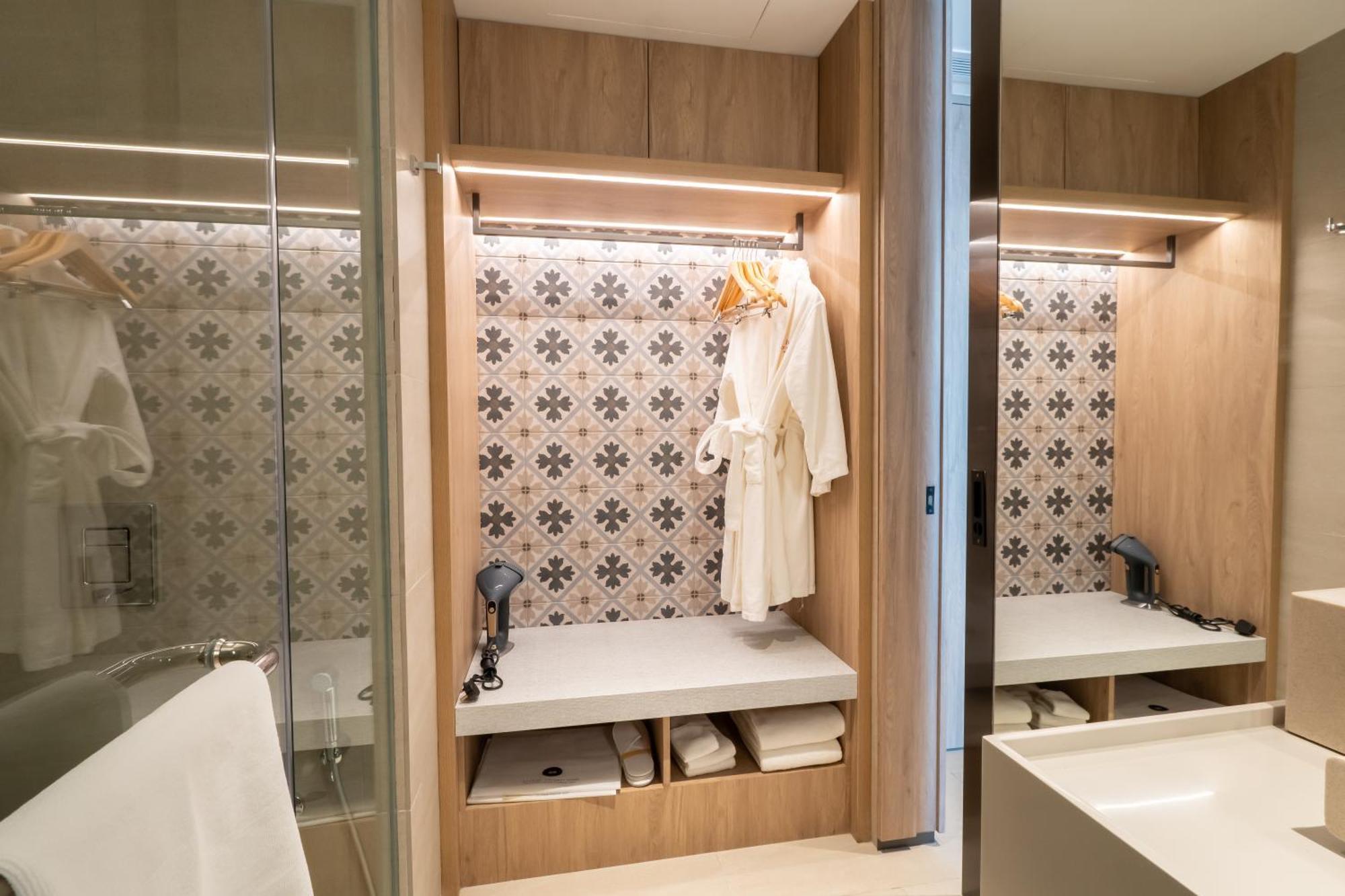 2 Twin 1 Bedroom Suite City View Lounge Access